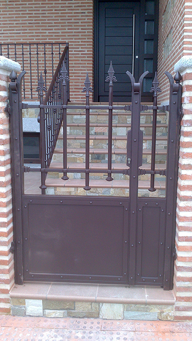 Cancela ornamental instalada en Toledo
