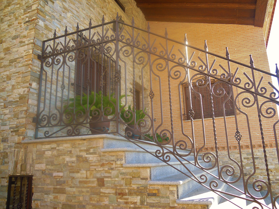 Rejas y barandilla ornamental en Toledo