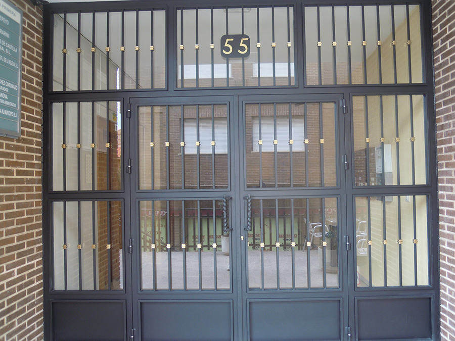 Puerta metálica de acceso comercial en Toledo