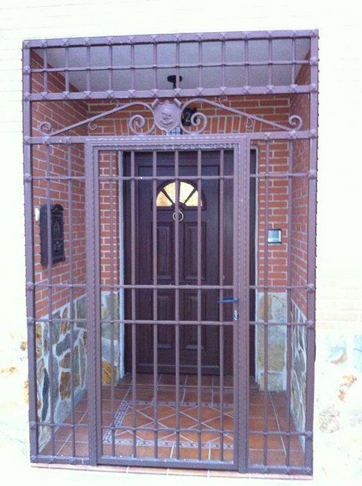Entrada con rejas de forja en Toledo