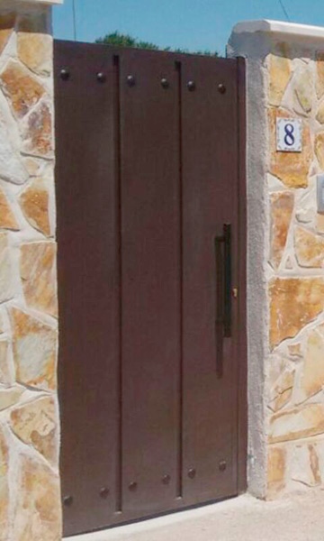 Puerta rústica de forja en Toledo